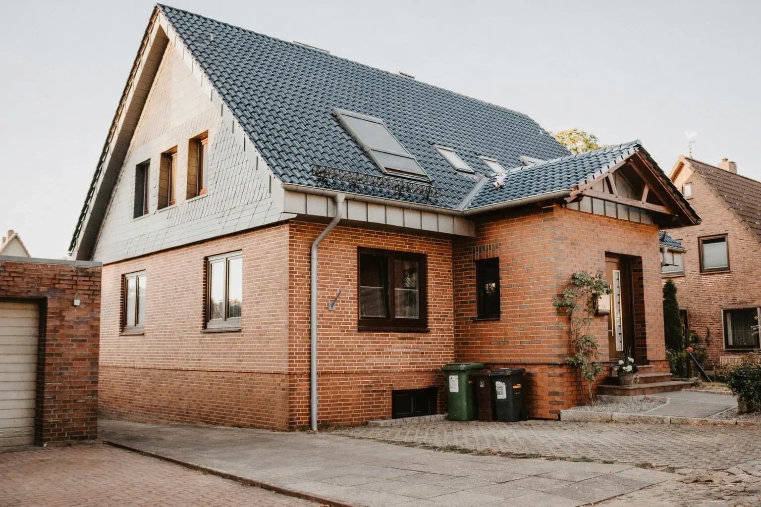 Wärmebildaufnahme eines Hauses – Luftbrücken und Wärmeverluste sichtbar gemacht